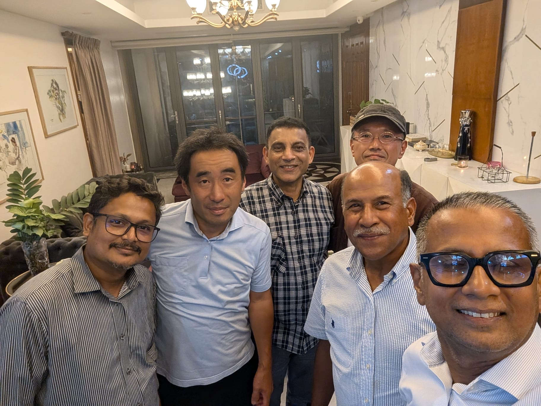 ダッカにてJKHメンバーと撮影した集合写真